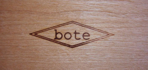 マカバの木に「bote」の焼印